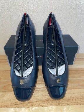 Tommy Hilfiger Bekim Cap-Toe Flats with Gold Logo - Dark Navy Size 8